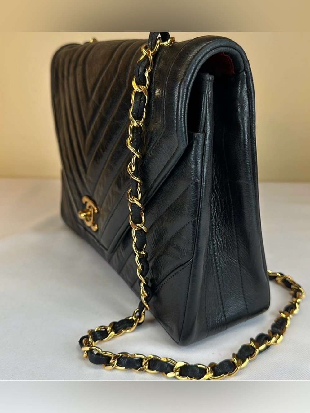CHANEL Rare Early‑80s Chevron Lambskin Turnlock Envelope Bag 24K Gold‑Plated - Picture 8 of 16